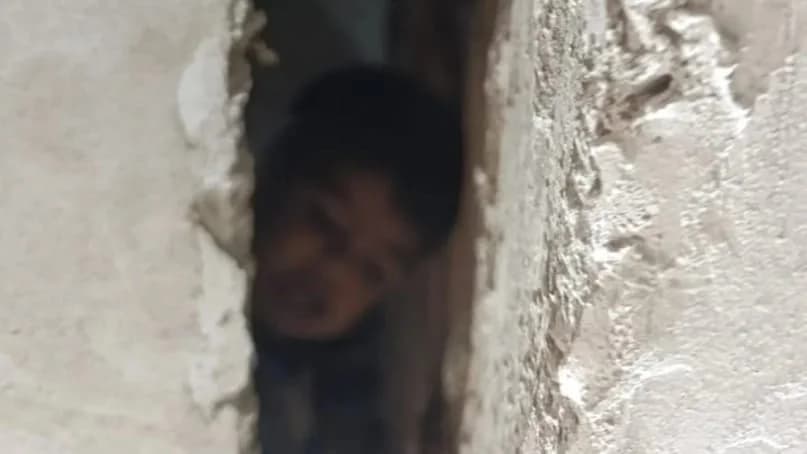 Un niño de 3 años quedó atrapado en una parrilla y fue rescatado por bomberos