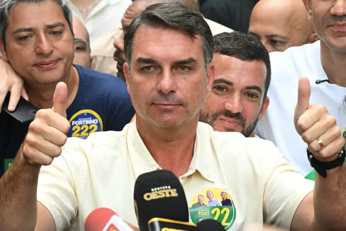 Flávio Bolsonaro se impuso en Brasil y dejó a Lula ante un difícil balotaje