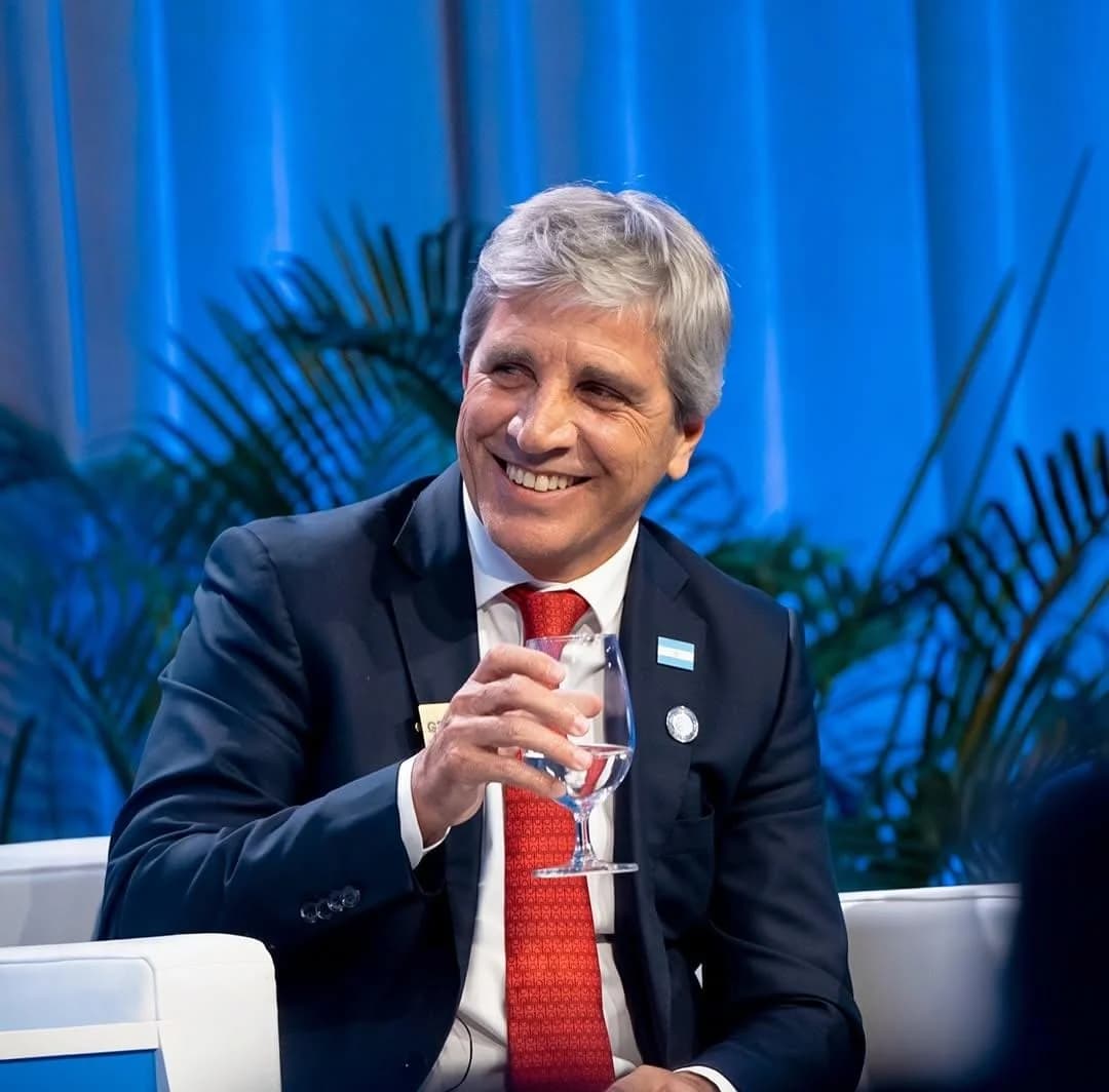 Toto Caputo choca con Milei por el control del super ente que define las tarifas de luz y gas