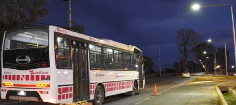 En un ataque de piedrazos a un colectivo de la Red Tulum y una nena quedó herida