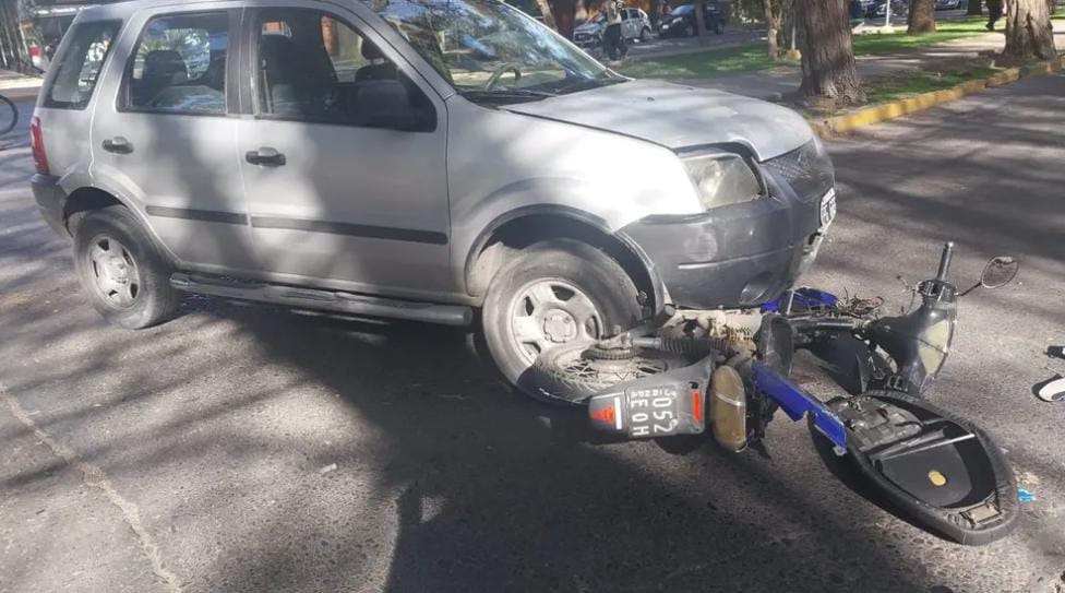 Sufrió una fractura en su pierna tras ser embestido por una camioneta