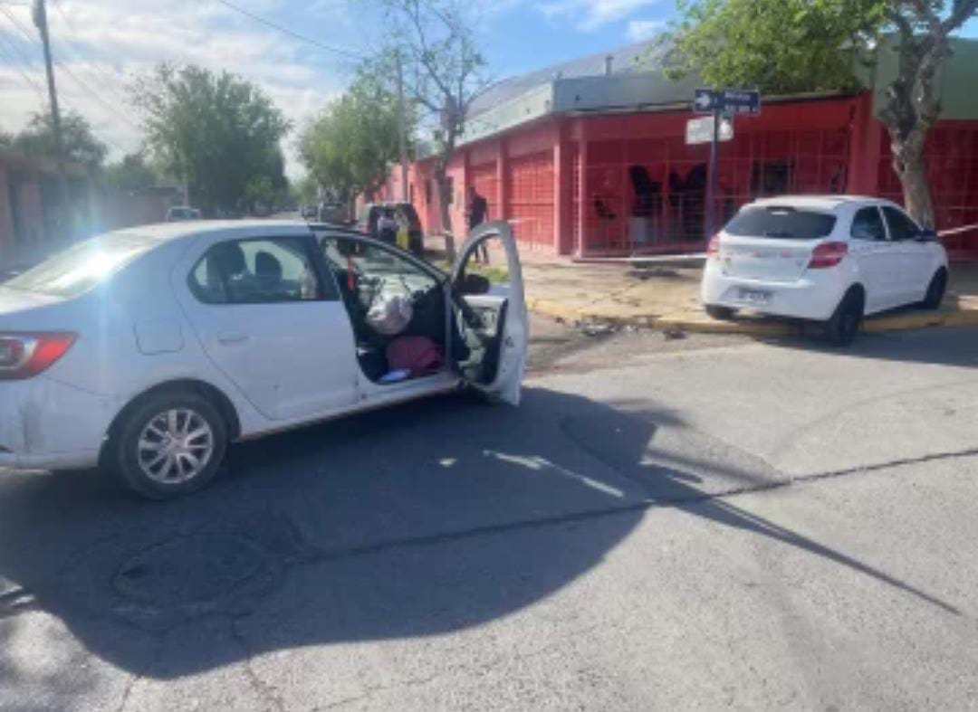 Choque entre dos autos en Capital y uno termina embistiendo a una mujer en la vereda