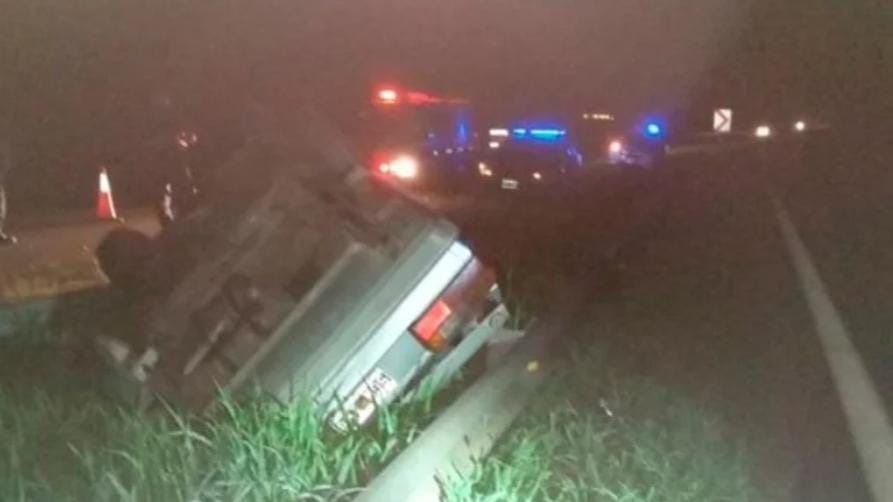 Una mala maniobra en auto que termino en un vuelco.