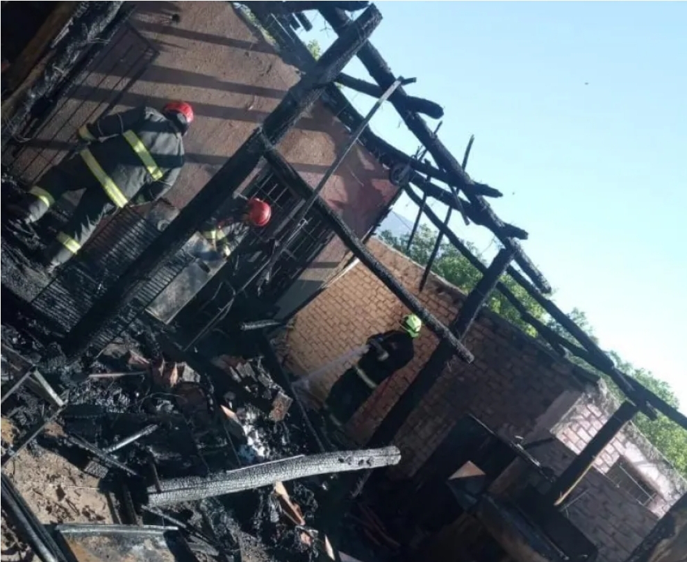 Por un cortocircuito, un incendio arrasó con una habitación de una vivienda