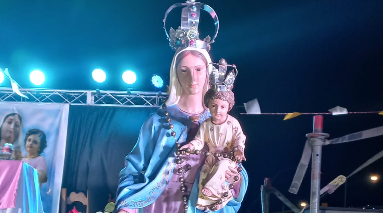 Con fe y esperanza, familias honraron en procesión a Nuestra Señora del Rosario