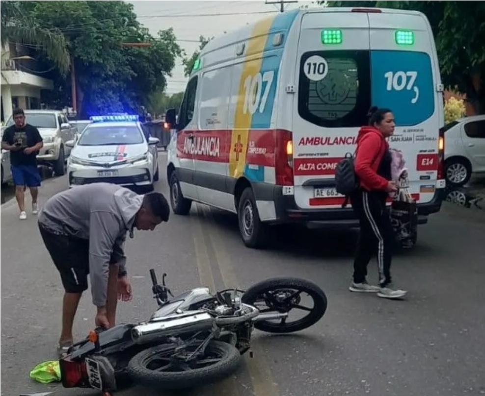 Iba en su moto y sufrió un corte en la cabeza al ser impactada por un automóvil que giró en “U”