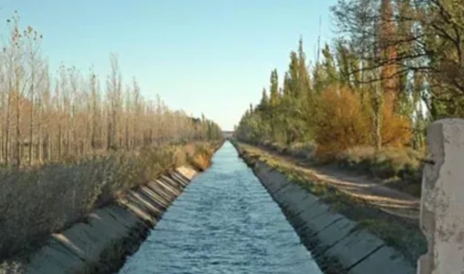 La policía logró rescatar a una nena de un canal