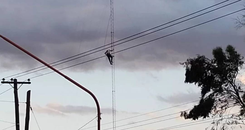 San Martin: Un operario de internet quedo colgado en una antena