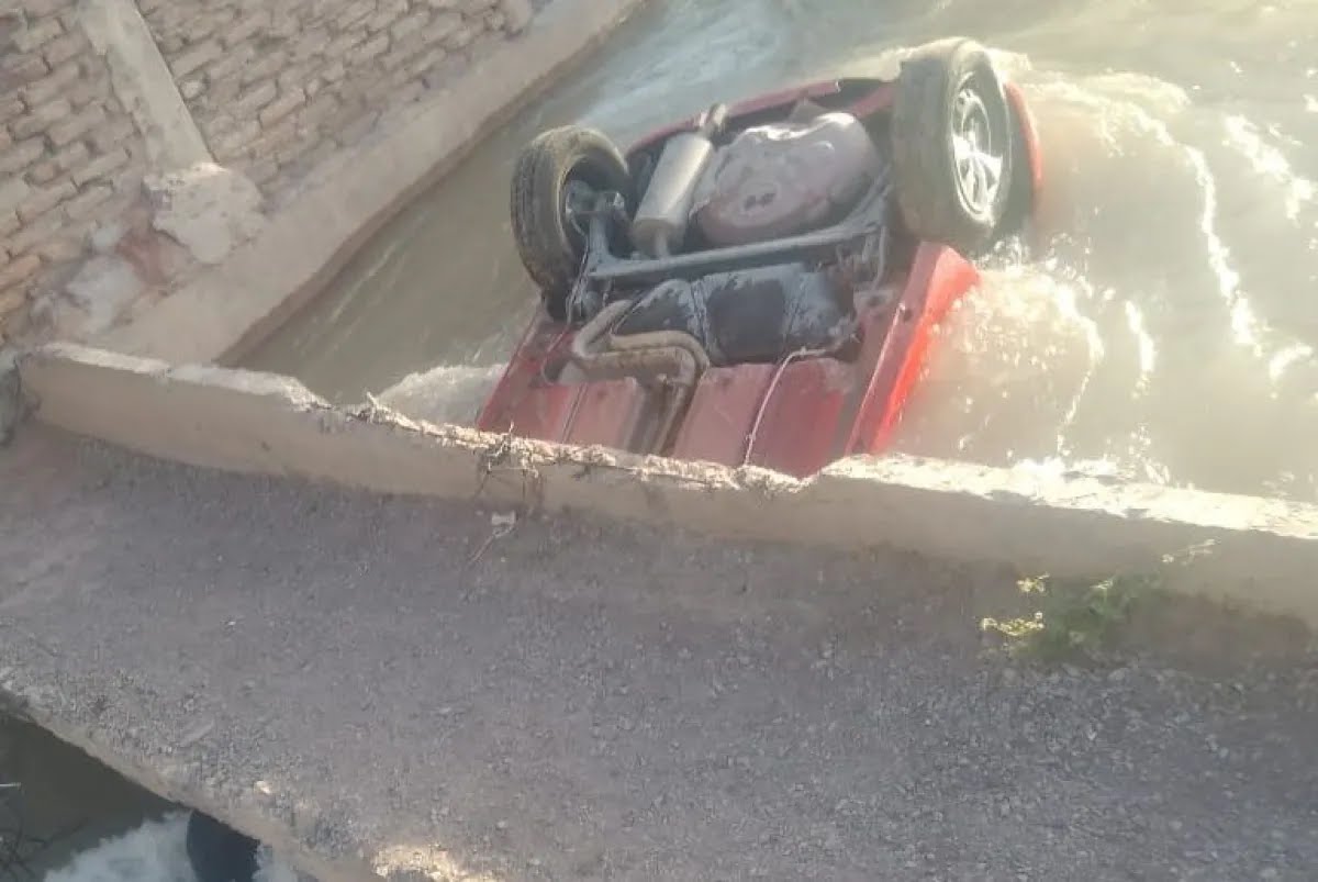 Cayó con su auto a un canal en Santa Lucía