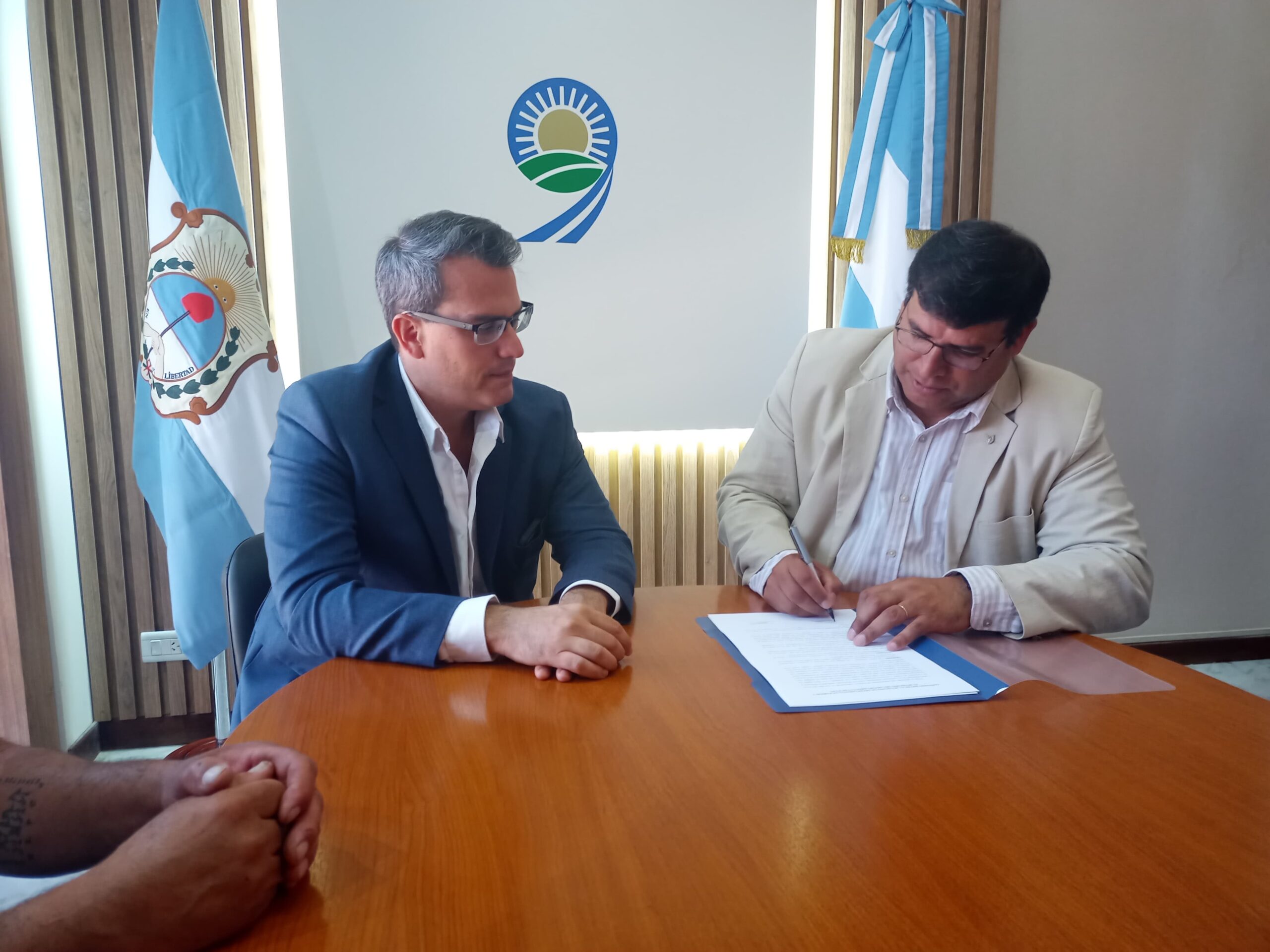 Firma de convenio para potenciar zonas limítrofes entre 9 de Julio y Rawson