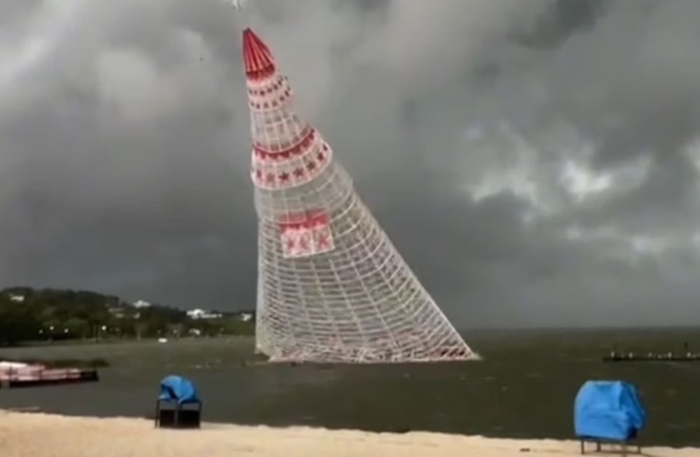 Un árbol de Navidad gigante cayó y mató a un joven en Brasil