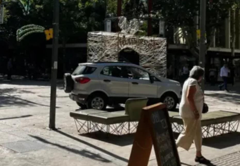 El que quiere puede, se mando en auto por la peatonal