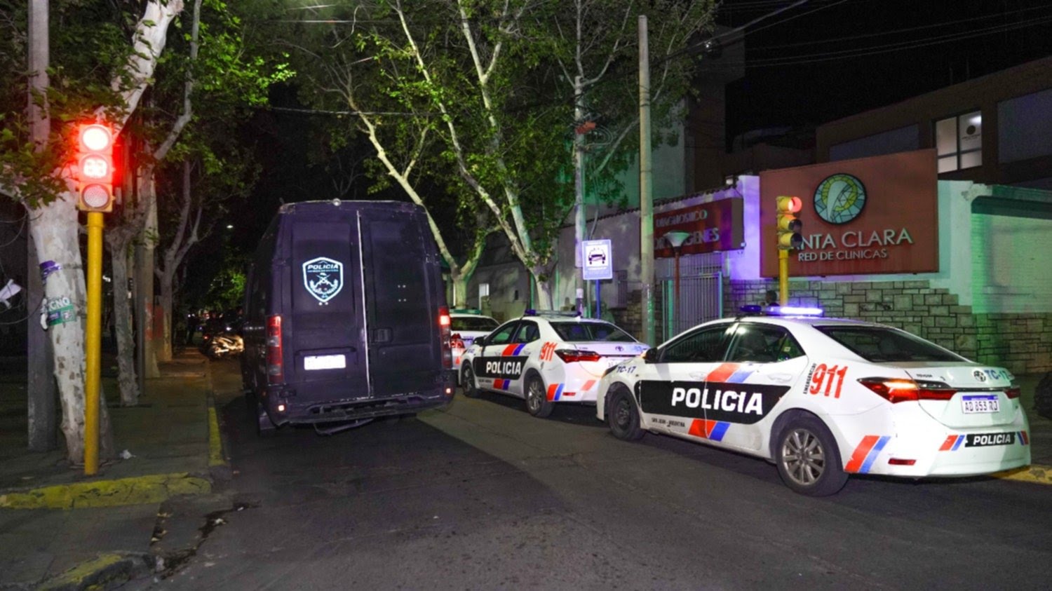 Gran despliegue policial en la Clínica Santa Clara por presunta mala praxis tras la muerte de un paciente