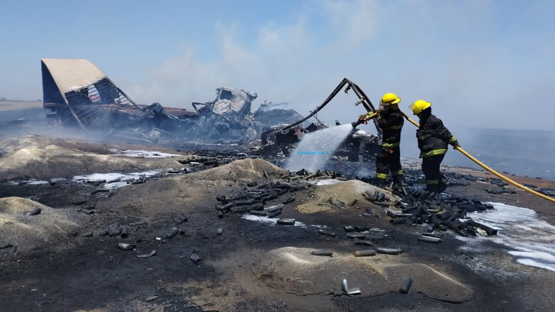 Imágenes fuertes: tres camiones colisionaron, uno se incendió y dejó una víctima fatal